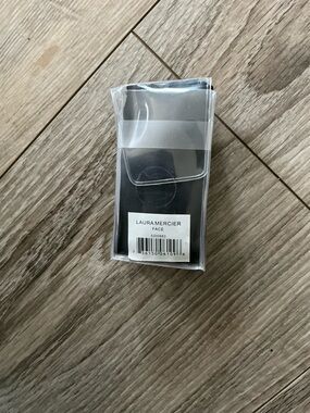 NIP Laura Mercier Face Brush w/Black Carrying Pouch